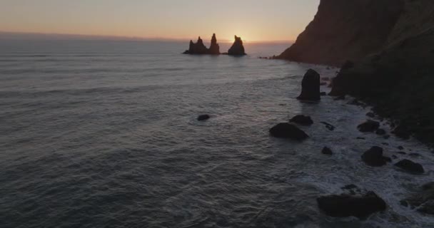 Nagranie Drona Rejestruje Wspaniały Zachód Słońca Wybrzeżu Plaży Reynisfjara Reynisdrangar — Wideo stockowe