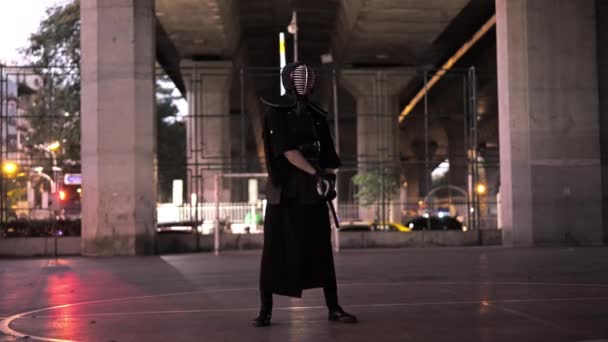 Guerrier Kendo Dégaine Son Épée Dirige Vers Caméra Extérieur — Video
