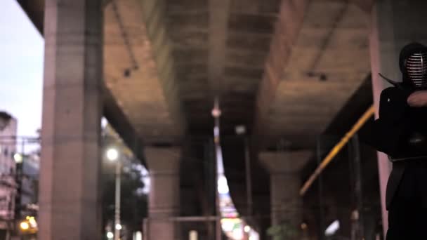 Чоловік Традиційній Формі Кендо Розкриває Швидкі Потужні Удари Блискучим Мечем — стокове відео