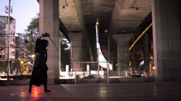 Człowiek Tradycyjnym Uniformie Kendo Wyciąga Miecz Wykonuje Potężne Uderzenia Ruchliwą — Wideo stockowe