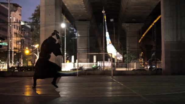剣道師は大掃討運動で頭上に剣を上げる — ストック動画