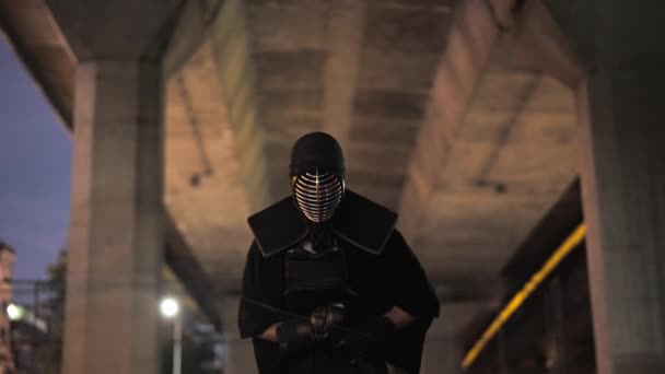 Vêtu Tenue Kendo Homme Incline Sous Pont Crépuscule — Video