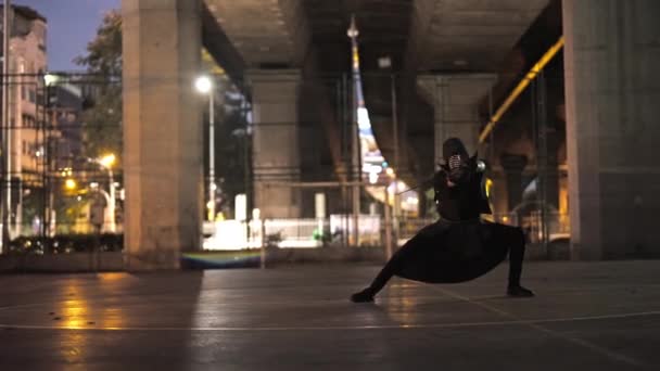 Kendo Kıyafetli Adam Dönüşümlerinin Akıcılığını Grevlerinin Hassasiyetini Gösteriyor — Stok video