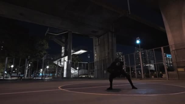 夜間の剣道とアクロバットの恐ろしいブレンドを展示する剣道の戦士 — ストック動画