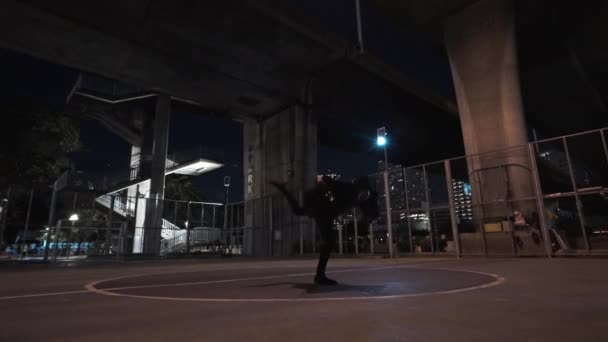 夜間に橋の下で武術と戦術の調和した融合を示す剣士 — ストック動画