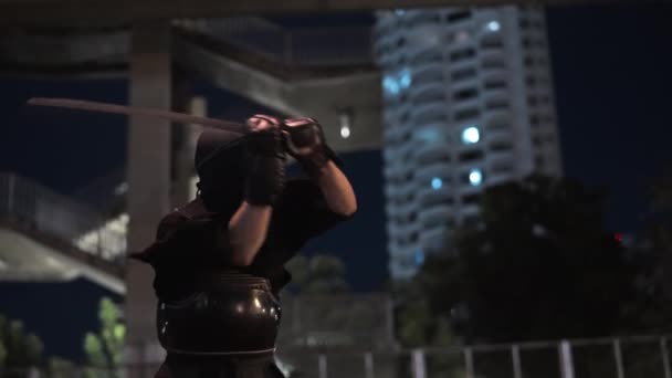 Geleneksel Kendo Kıyafetli Bir Adam Kılıcını Sallar Havayı Hem Büyüleyici — Stok video