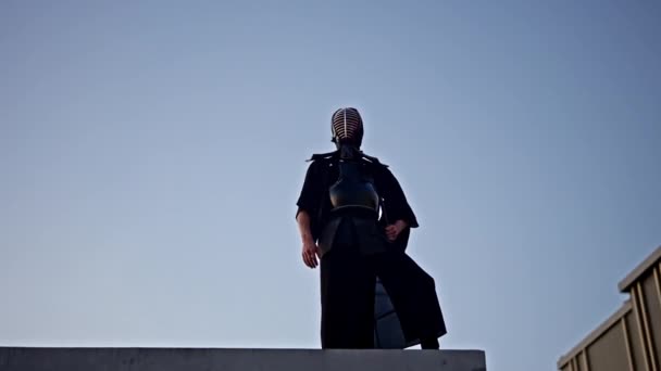 Mężczyzna Tradycyjnym Stroju Kendo Stojący Dachu Rozglądający Się Podczas Zmierzchu — Wideo stockowe