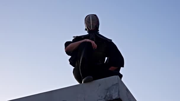 Geleneksel Kendo Kıyafeti Giymiş Bir Adam Oturur Durur Kılıcını Gün — Stok video