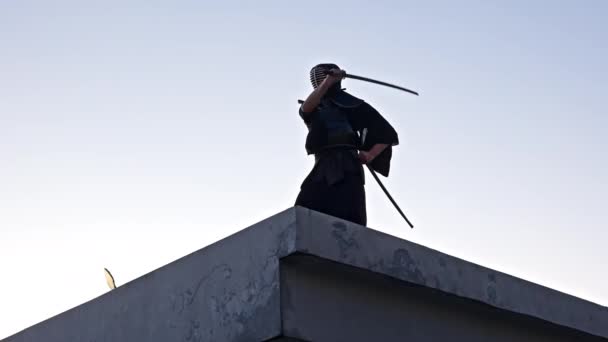 Çatıda Kendo Kıyafetini Giymiş Bir Adam Kılıcını Büyüleyici Bir Güç — Stok video
