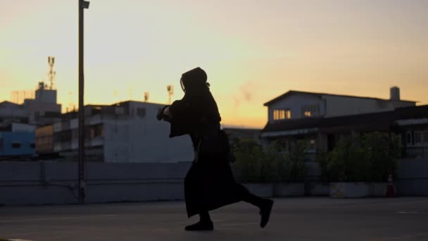 Man Kendo Outfit Glijdend Het Trainingsgebied Met Gratie Terwijl Hij — Stockvideo
