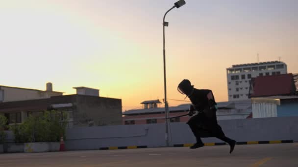 Człowiek Płynnie Łączy Akrobacje Kendo Rzucając Wymachując Mieczem Miejskim Tle — Wideo stockowe