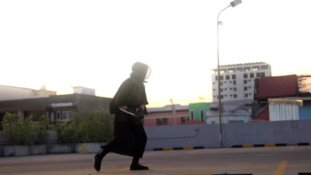 Man Traditionell Kendo Outfit Snurrar Sedan Tumlande Medan Han Svingar — Stockvideo