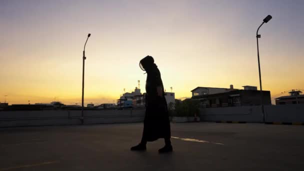 Sylwetka Mężczyzny Stroju Kendo Wyciągającego Miecz Dachu Podczas Zachodu Słońca — Wideo stockowe
