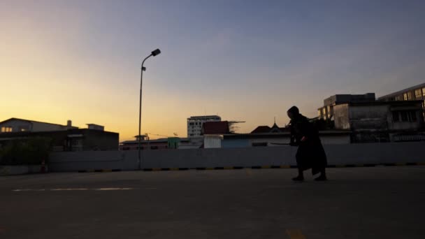 Силуэт Человека Практикующего Кендо Акробатикой Крыше Время Заката — стоковое видео