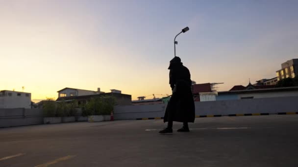 Kendo Kıyafetli Bir Adam Gün Batımında Çatıda Kılıç Kullanırken Karmaşık — Stok video