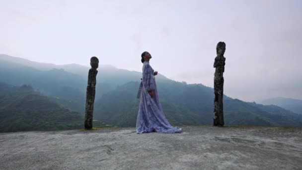 Zoom Shot Woman Wearing Lavender Lace Dress Standing Top Mountain — Stock Video