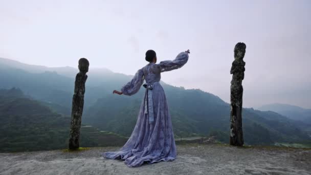Eine Zoomaufnahme Einer Frau Einem Lavendelspitzenkleid Die Einen Traditionellen Tanz — Stockvideo