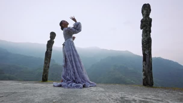 Широкий Снимок Женщины Лавандовом Кружевном Платье Исполняющей Традиционный Танец Между — стоковое видео