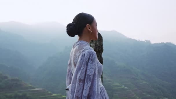 Side View Shot Woman Wearing Lavender Lace Dress Walking Edge — Stock Video