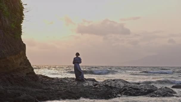 Žena Šatech Dívá Shora Zatímco Stojí Skalnatém Břehu Hroutící Mořské — Stock video
