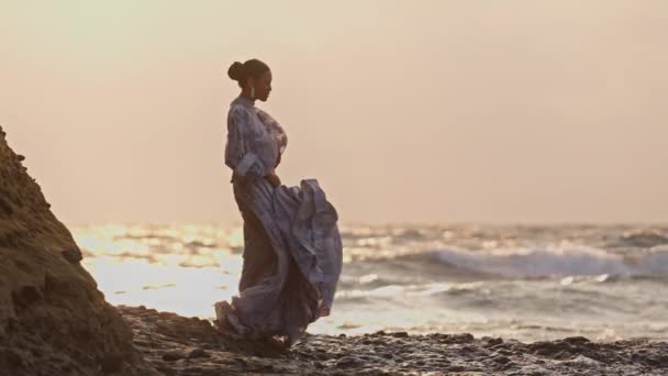 Widok Boku Strzał Kobiety Koronkowej Sukience Chodzącej Skalistym Brzegu Morskimi — Wideo stockowe