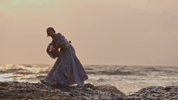 Eine Frau Spitzenkleid Tanzt Felsigen Meeresufer Gegen Die Krachenden Wellen — Stockvideo