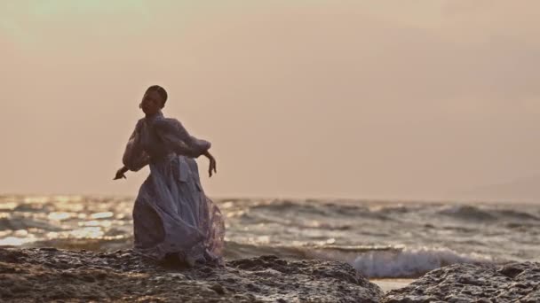 Žena Krajkových Šatech Tančící Skalnatém Pobřeží Proti Rozbíjejícím Vlnám Během — Stock video