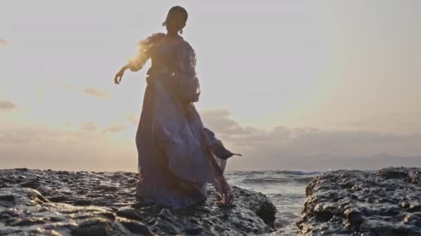 Kobieta Koronkowej Sukience Wykonująca Pełne Wdzięku Ruchy Ramion Przeciwko Słońcu — Wideo stockowe