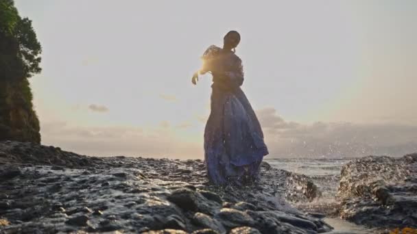 Kobieta Koronkowej Sukience Wykonująca Elokwentne Ruchy Ramion Przeciwko Słońcu Skalistym — Wideo stockowe
