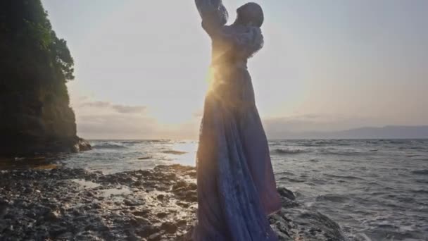 Широкий Средний Снимок Женщины Кружевном Платье Танцующей Скалистом Берегу Моря — стоковое видео