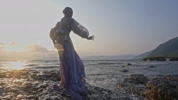 Kobieta Koronkowej Sukience Tańcząca Przed Zachodem Słońca Skalistym Wybrzeżu Nadchodzącymi — Wideo stockowe