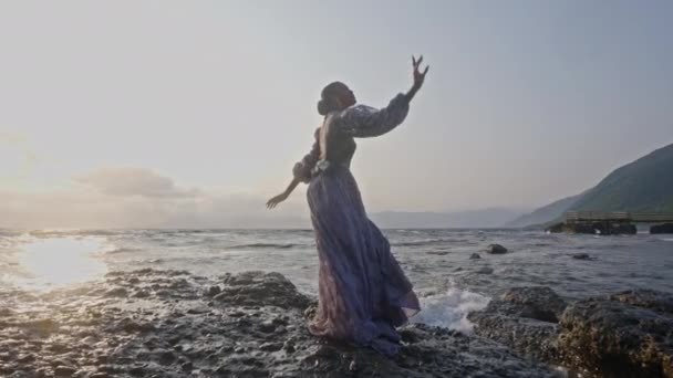 Une Femme Danse Librement Long Mouvement Des Vagues Bord Mer — Video