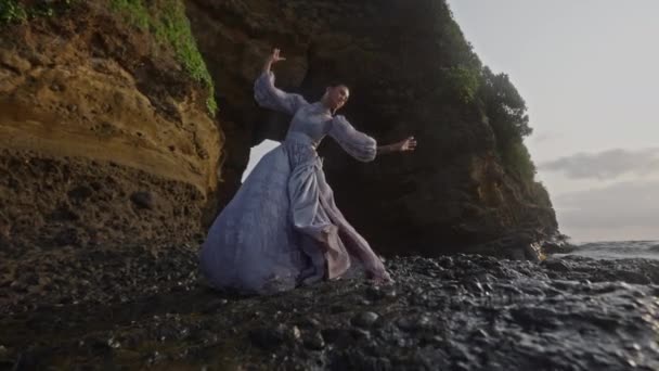 Kobieta Tańczy Pobliżu Klifów Skalistym Brzegu Morza — Wideo stockowe