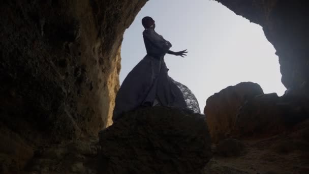 Dantel Elbiseli Bir Kadının Rüzgarlı Bir Günde Uçurumda Zarif Kol — Stok video