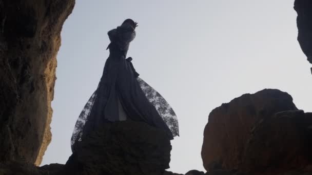 Rüzgârlı Bir Günde Danseden Dantel Elbiseli Bir Kadının Düşük Açılı — Stok video
