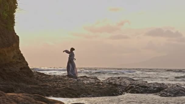 Široký Záběr Ženy Krajkových Šatech Elegantně Tančící Skalnatém Břehu Mořskými — Stock video