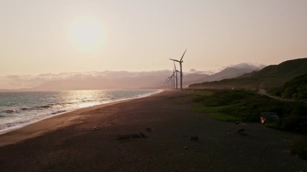 高耸的风力涡轮机利用白天持续不断的海岸风 — 图库视频影像