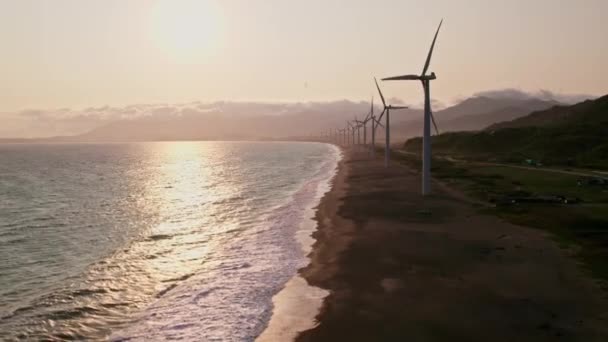 Неослабевающая Сила Прибрежных Ветров Используется Ветряными Турбинами Берегу Моря — стоковое видео