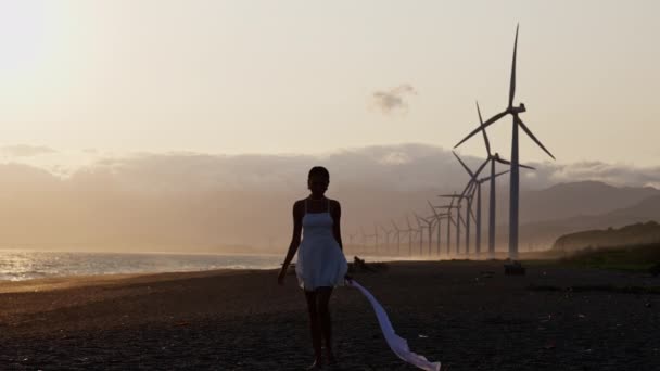 드레스를 스카프를 터빈에 해변에 아래로 — 비디오