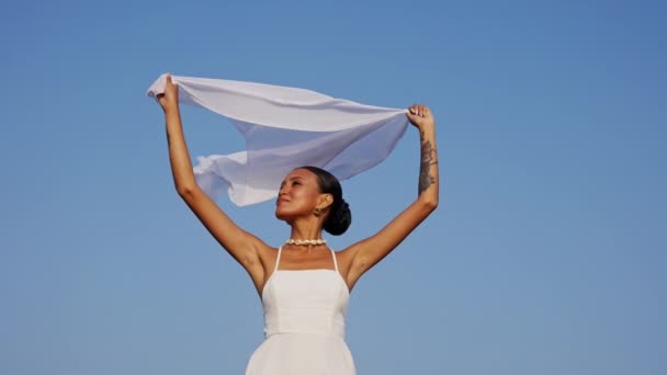Средний Снимок Женщины Белом Платье Держащей Свой Шарф Над Головой — стоковое видео