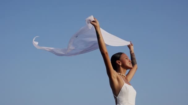 Vista Lateral Media Una Mujer Con Vestido Blanco Sosteniendo Bufanda — Vídeos de Stock