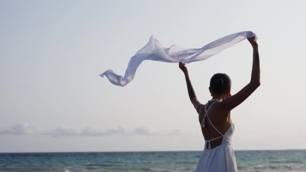 Foto Arco Mediano Una Mujer Con Vestido Blanco Sosteniendo Bufanda — Vídeos de Stock