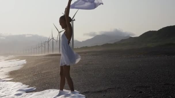 Kvinne Barfot Står Ved Strandlinjen Føler Den Milde Kjærligheten Til – stockvideo