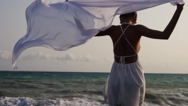 Kobieta Wdziękiem Spaceruje Wzdłuż Brzegu Pobliżu Rozbijających Się Fal Morskich — Wideo stockowe