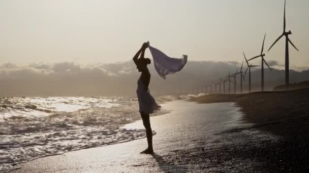 Женщина Плавном Платье Изящно Ходит Береговой Линии Оставляя Следы Песке — стоковое видео