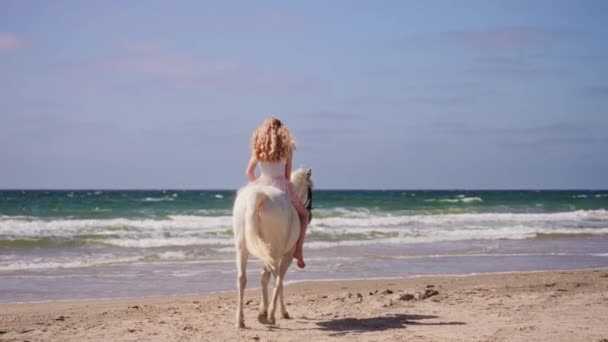 Широкий Задній Знімок Блондинки Їде Єдиноріг Пляжі Вдень — стокове відео
