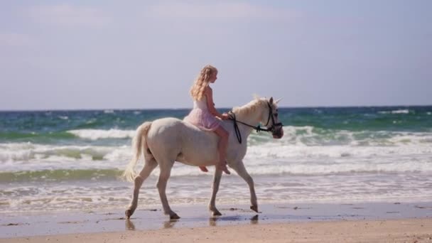 Широкий Бічний Знімок Блондинки Їде Єдиноріг Пляжі Спокійними Хвилями Вдень — стокове відео