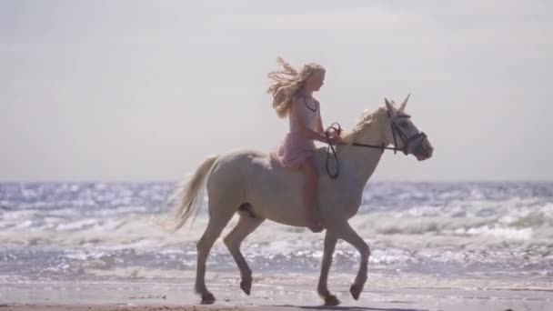 Široký Boční Pohled Záběr Mladé Blondýny Šatech Šťastně Jezdit Bílém — Stock video