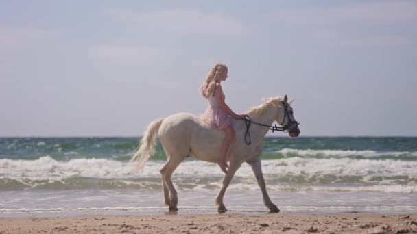Широкий Бічний Погляд Знімок Молодої Блондинки Сукні Їзда Єдинорозі Пляжі — стокове відео