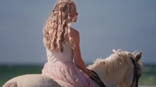 Średni Widok Tyłu Strzał Blondynki Sukience Jazda Białym Jednorożcu Plaży — Wideo stockowe